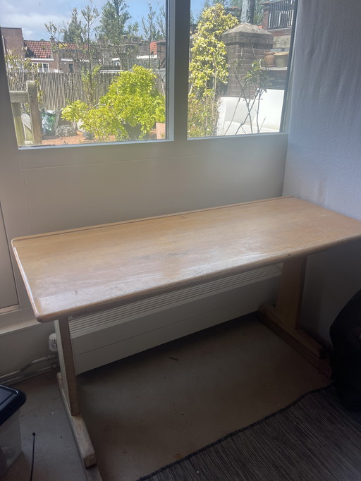 Een dubbele vintage schooldesk