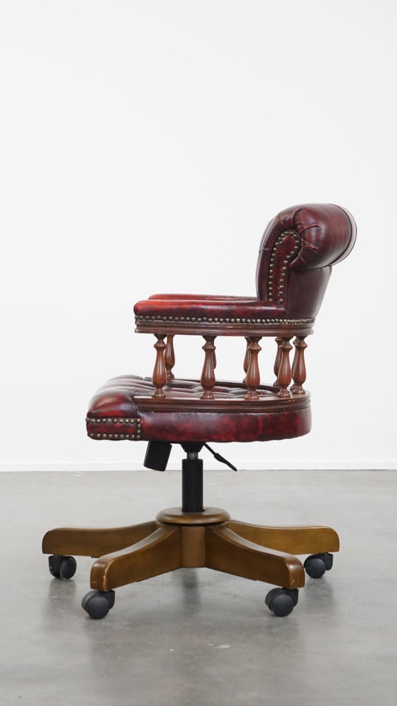 Image 1 of Sedia da ufficio Chesterfield girevole classica in pelle di mucca rossa con ruote