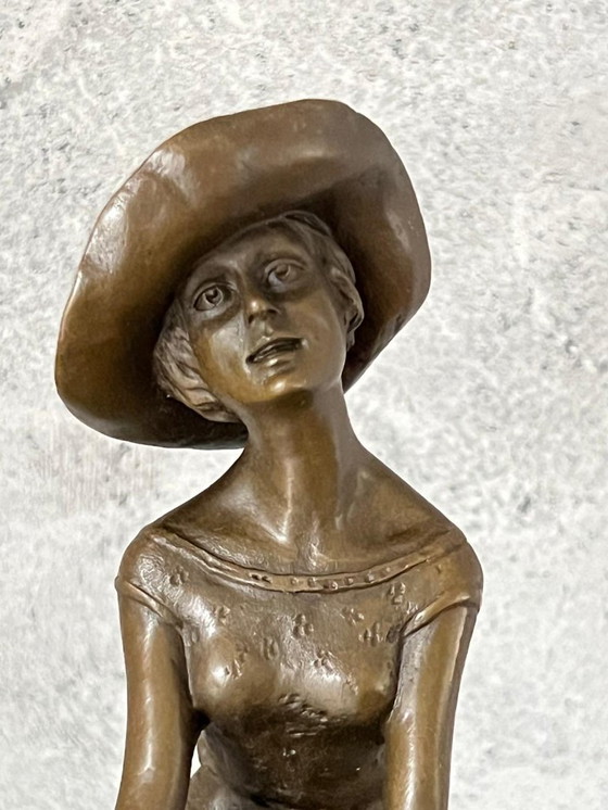 Image 1 of Élégante statue en bronze d'une femme portant un chapeau
