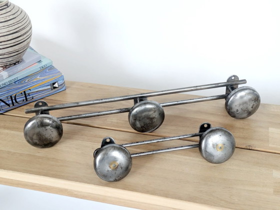 Image 1 of Paar französische Stahlgarderobenständer, industrielle Wandhaken aus den 1950er Jahren mit runden Köpfen