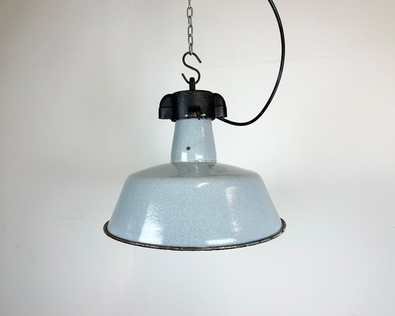Image 1 of Industrielle Fabriklampe aus grauem Emaille mit gusseisernem Aufsatz, 1960er Jahre