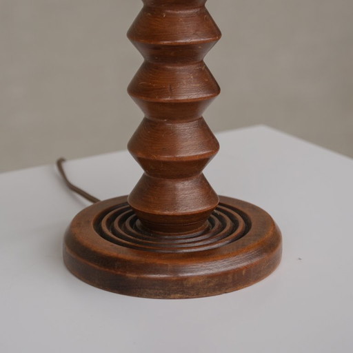 Lampada da tavolo in stile Petite French con motivo geometrico in rovere tornito