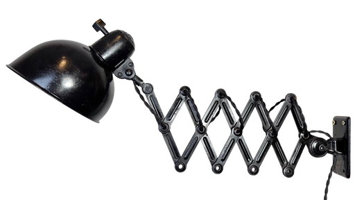 Lámpara de pared industrial Bauhaus negra estilo tijera de Kaiser Idell, década de 1930