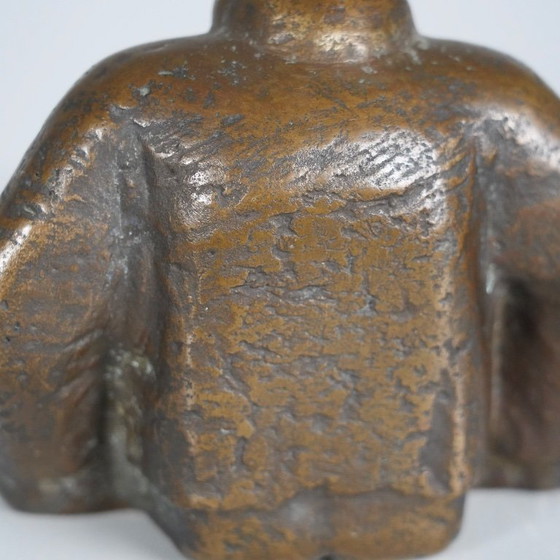 Bronzeskulptur einer kauernden männlichen Figur, signiert LN – Bildhauerei (photo 9 of 10)