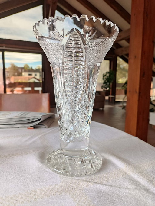 Vase en verre taillé anglais