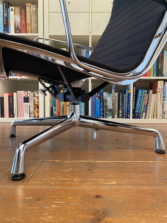 Image 1 of Sillón Vitra EA 124 con reposapiés EA 125 a juego.