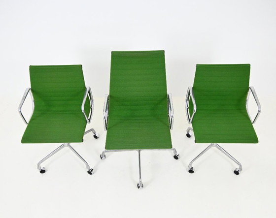 Sedie da ufficio di Charles & Ray Eames per Herman Miller, anni '70, set di 3, Tessile, Alluminio, Verde (foto 7 di 11)