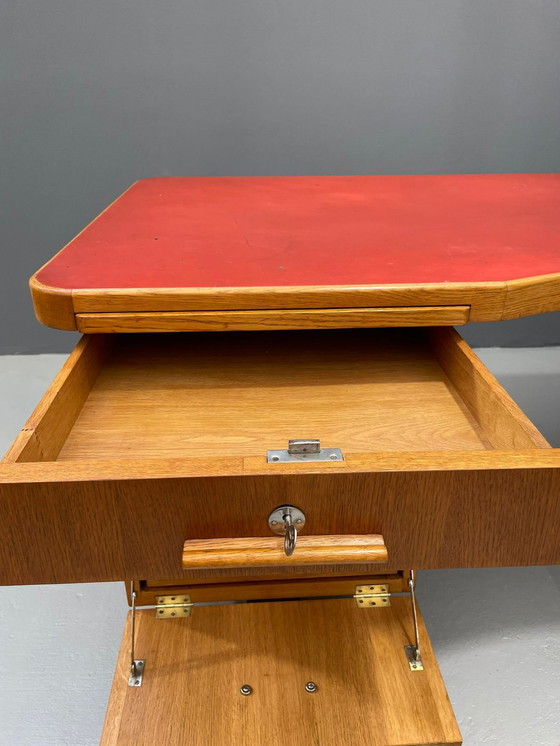 Image 1 of Bureau Bauhaus en noyer avec plateau rouge - Vintage Mid Century Design