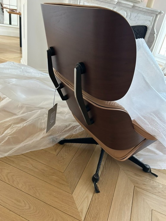 Vitra Eames Lounge Chair & Ottoman Nieuw – Klassiek Model – Notenhout en Premium Oker Leer (Verzegeld) (photo 9 of 15)