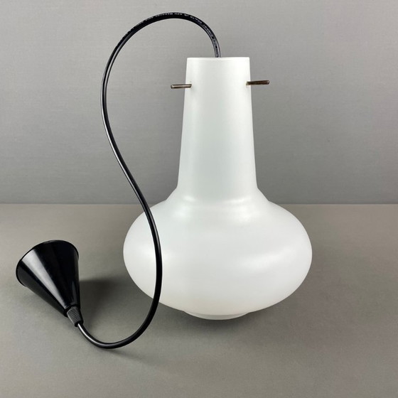 Image 1 of Lampada a sospensione in vetro opalino nello stile dello Stilnovo. Moderna di metà secolo. Italia, anni '60