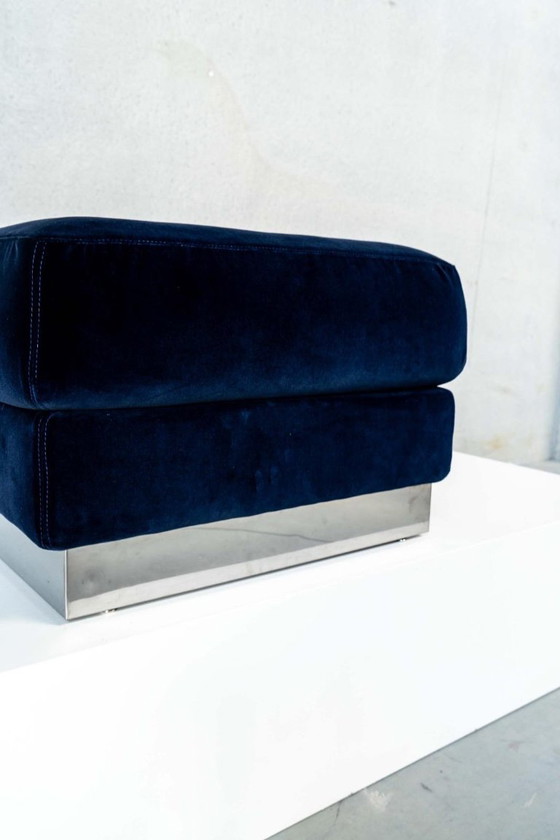 Image 1 of Pouf vintage completamente imbottito in velluto blu intenso