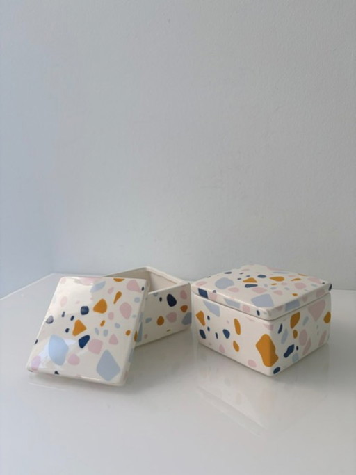 Set aus 2 Keramikdosen mit Terrazzo-Design