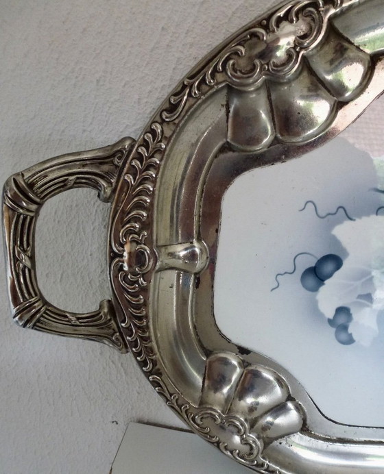 Image 1 of Vassoio d'epoca, bordo argentato, con centrotavola decorativo in porcellana.
