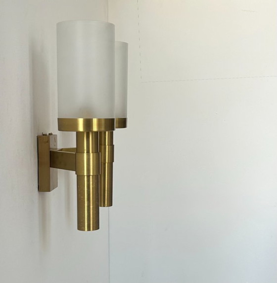 Image 1 of Vintage dubbele wandlamp, messing en mat glas, van Perzel, Frankrijk 1950.