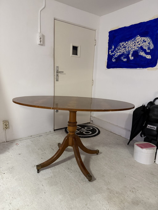 Antieke ovale kersenhouten eettafel op wielen