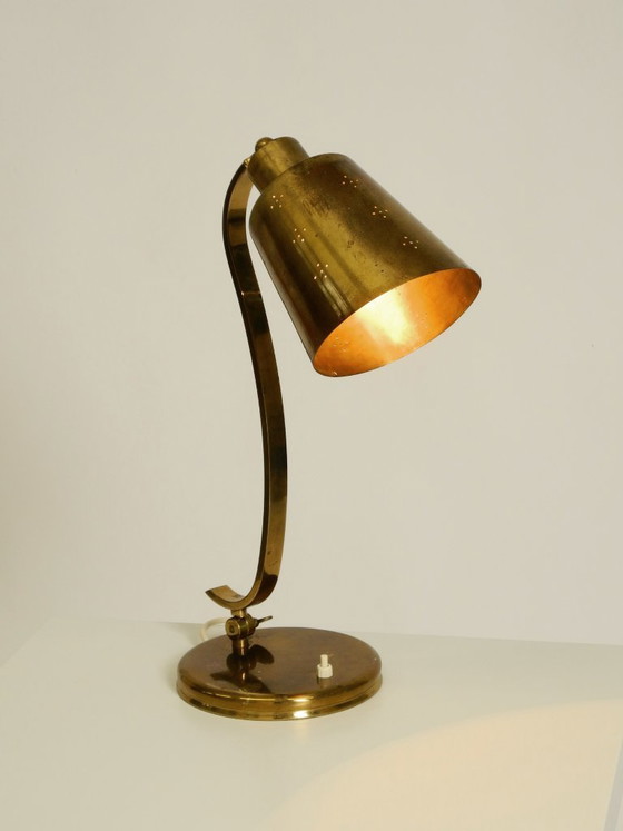 Image 1 of Magnifique lampe de table en laiton massif, rare et imposante, typique du design moderne du milieu du XXe siècle | 48 cm | 18,9"