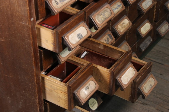 Image 1 of Antieke industriële apothekerskast • Vintage hout en metaal