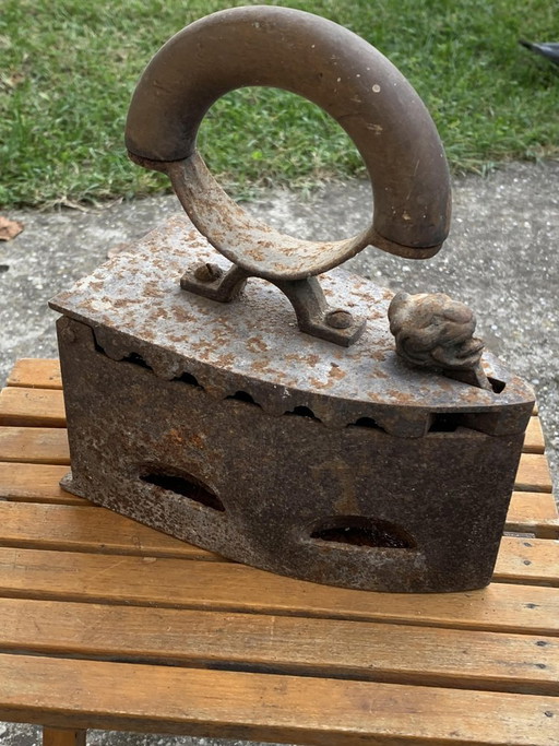 Antikes Kohlebügeleisen mit Holzgriff, 1890