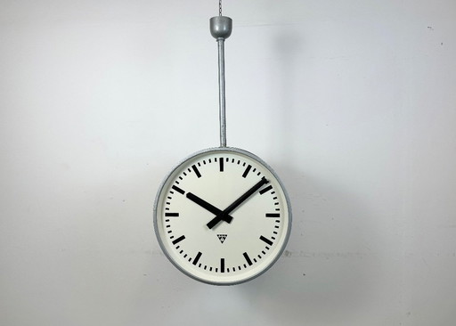 Enorme reloj industrial de doble cara para ferrocarril o fábrica de Pragotron, década de 1960