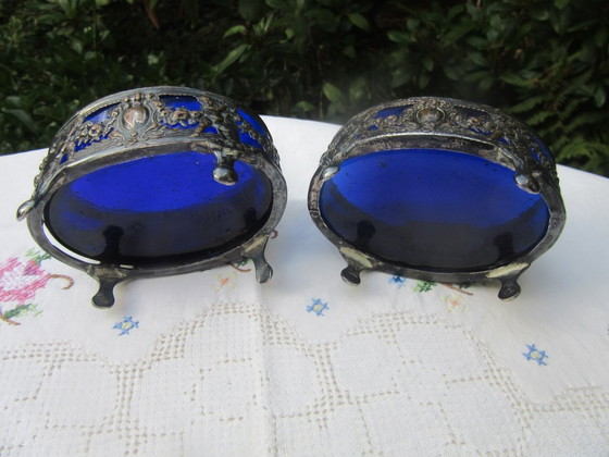 Par de saleros antiguos plateados con inserciones azul cobalto (adjuntos) – Accesorios de mesa, Glass, Metal (photo 4 of 11)