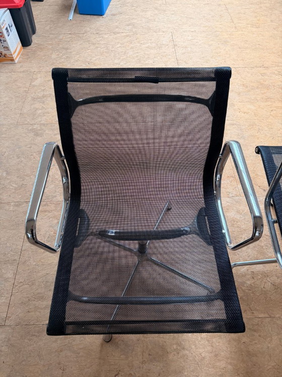2 x chaises Vitra Eames Netweave EA 108 – Chaises pivotantes, Aluminium, Chrome (photo 3 of 6)