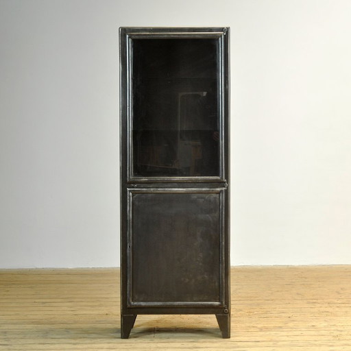 Polierter eiserner Medizinschrank, 1950er Jahre