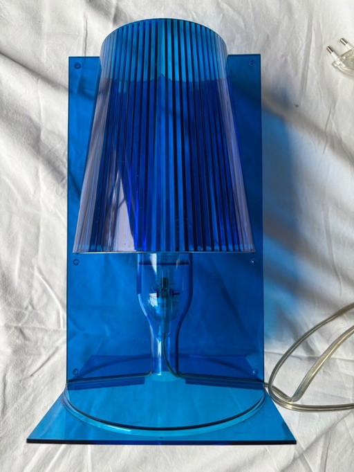 Lampada da tavolo Kartell, modello "Take", Ferruccio Laviani, colore blu