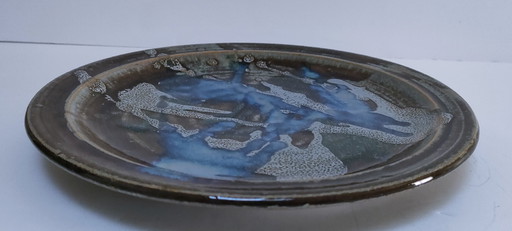 Steingutteller, die signierte Markierung