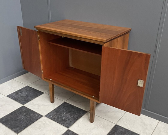 Image 1 of La parte superiore del giradischi/mobile audio può ruotare negli anni '60