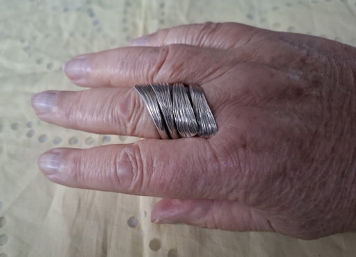 Grote, massief zilveren ring met dubbele band en vier secties, maat 62/64 (verstelbaar).