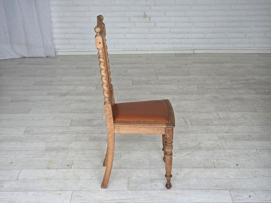 Image 1 of Années 1930, ensemble de 4 chaises de salle à manger danoises, bois de chêne sculpté, cuir d'ameublement.