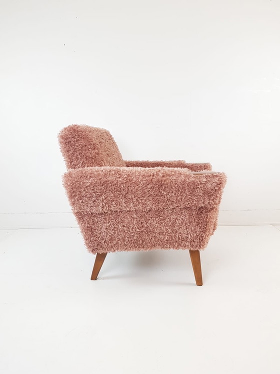 Image 1 of Fauteuil vintage rose | modèle danois accoudoirs en teck