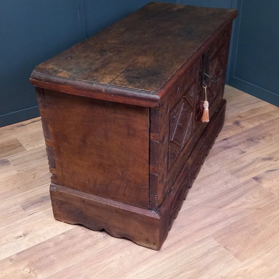 Image 1 of coffre en bois de châtaignier du XVIIIe siècle