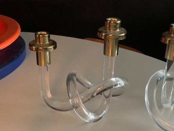 Image 1 of Dos candelabros retorcidos de lucita dorada de Elaine Bscheider para Dorothy Thorpe