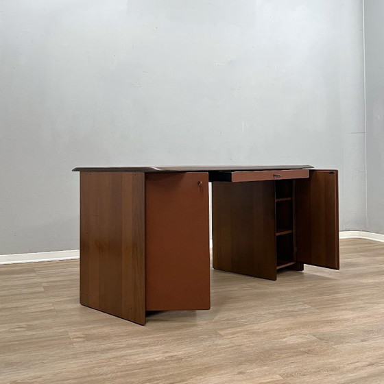 Escritorio ejecutivo "Artona" de madera de nogal con vetas de Afra y Tobia Scarpa para Maxalto, 1975. – Wood (photo 5 of 15)