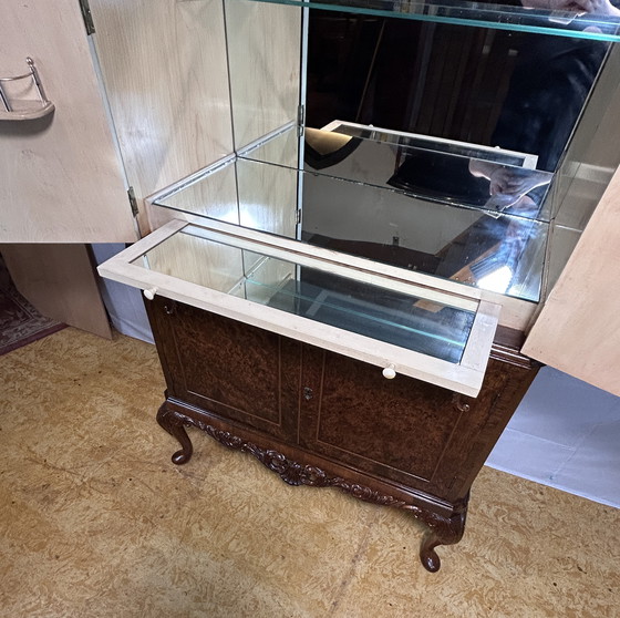 Image 1 of Mid-20th Century Burr Walnut Drinks Cabinet - Art Deco Eleganz trifft Queen Anne Charme