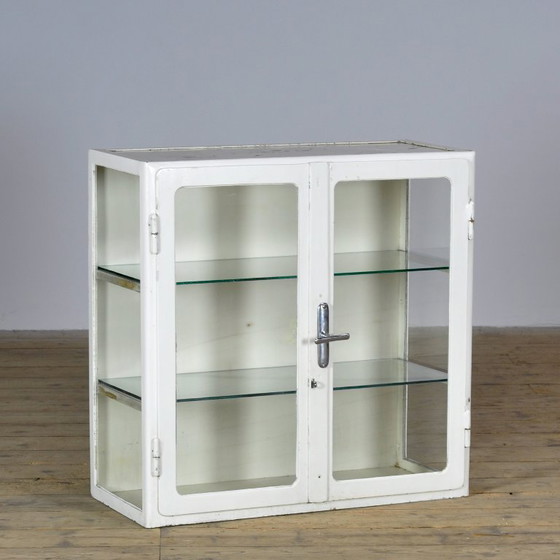 Metalen vitrinekast, circa 1930, Vitrinekasten, Metaal, Glas, Wit, Vintage (foto 2 van 12)
