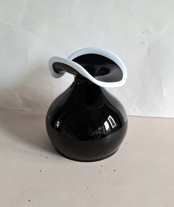 Image 1 of Jerzy Stuczan Orkusz design Glassware Poland. Vase noir avec col blanc. Type Napoléon Huta.