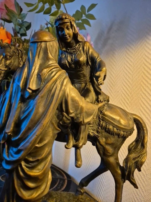 Estatua de bronce de una pareja beduina a caballo