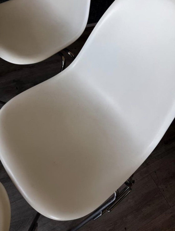 Image 1 of 4 Vitra Eames Plastic Side Chairs RE DSS, entworfen von Charles & Ray Eames für Vitra
