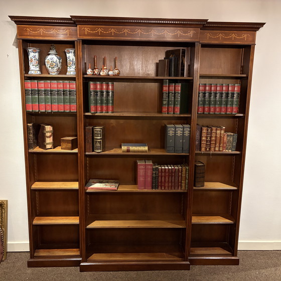 Image 1 of Oude Engelse boekenkast met Breekfrond en verstelbare schappen met notarisambt inlegwerk boven in de kop