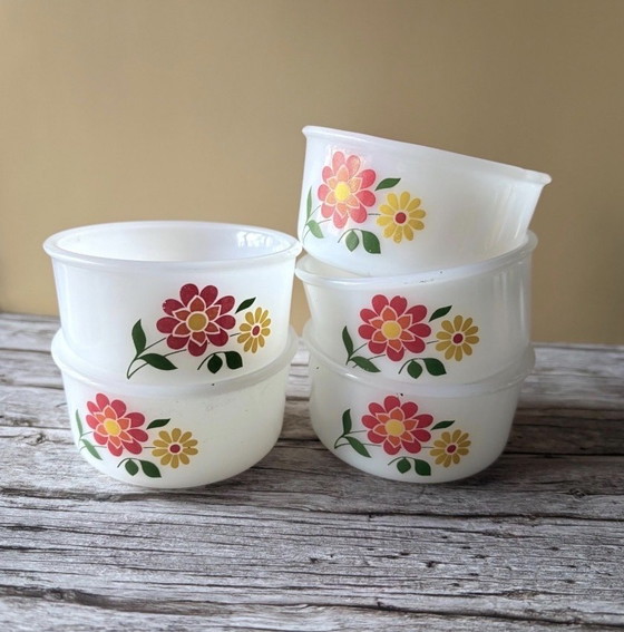 Image 1 of Set di 5 ramekin vintage Arcopal Lotus | Ciotole da dessert in vetro opalino francese | Fiori arancioni, anni '70