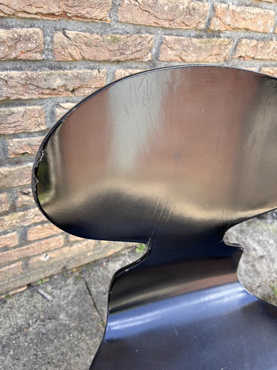 Image 1 of Set of 2 original and rare 3-legged chairs by Fritz Hansen