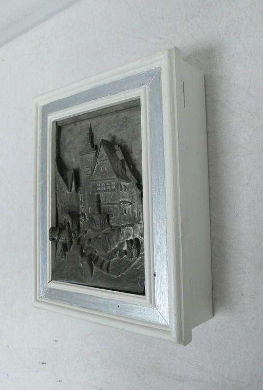 Vintage Schlüsselkasten Holz Weiß + 3D Zinnbild Dorf-Szene