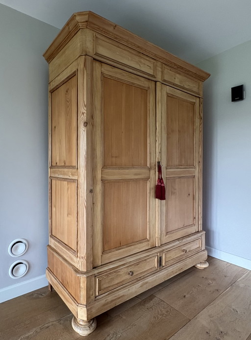 Prachtige, grote en stijlvolle grenen houten kast. 
