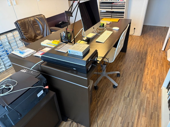 Image 1 of Escritorio moderno marrón oscuro con cajonera, en excelente estado.