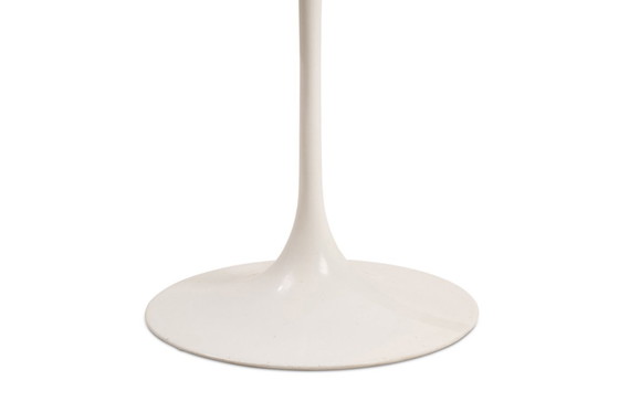 Image 1 of Eero Saarinen, para Knoll International. Mesa auxiliar redonda "Tulip". Hacia 1950.