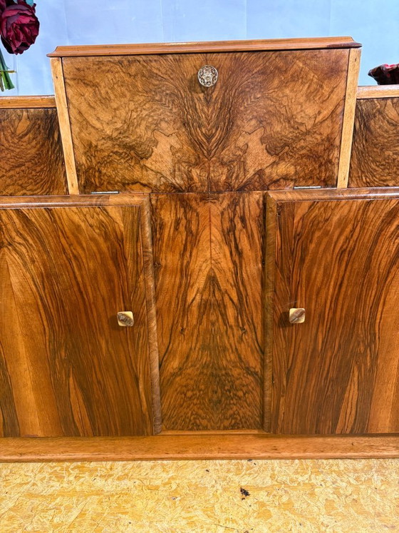 Image 1 of Credenza da cocktail Art Deco inglese in radica di noce – Circa anni '30 Una splendida credenza da cocktail originale inglese Ar
