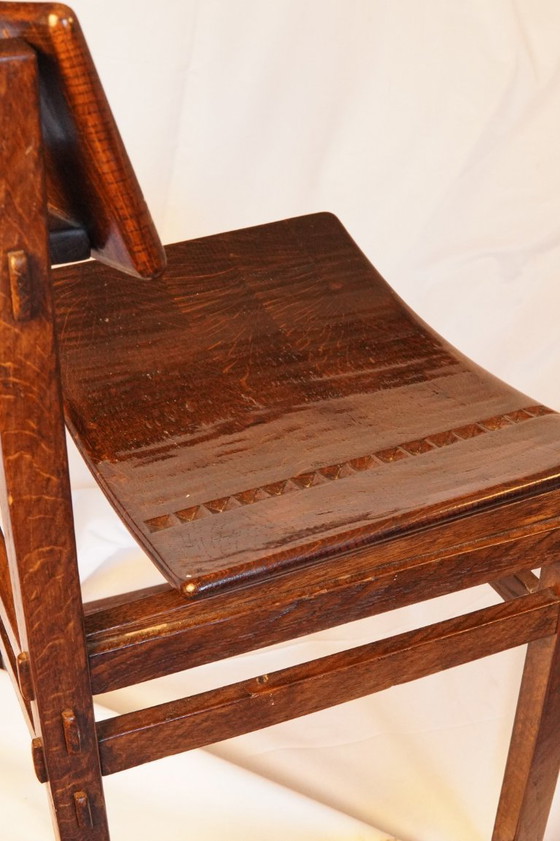 Image 1 of Zeldzame vroege Giuseppe Rivadossi massief eikenhouten eettafel met vier stoelen met diamantvormig snijwerk.