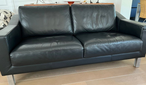 Conjunto Leolux Antonia con sofá, 2 sillones y otomana en piel negra.